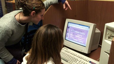 Estudiantes comprobaban las notas a travs de internet en un cibercaf. Ferrol, ao 2000. 