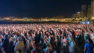 Asistentes en la playa de Riazor en una edici�n del Noroeste