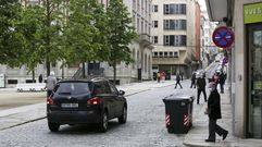 Veh�culo adentr�ndose ayer por la calle Rubalcava en el �rea peatonalizada de la plaza de Armas