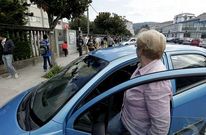 Muchos padres optan por acordar turnos y llevar en coche a varios alumnos a clase. 