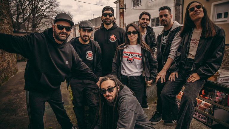 Gabri Reigosa, cantande de Dakidarr�a, primeiro pola esquerda