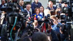 La presidenta moldava Maia Sandu, hablando ante la prensa tras depositar su voto este domingo