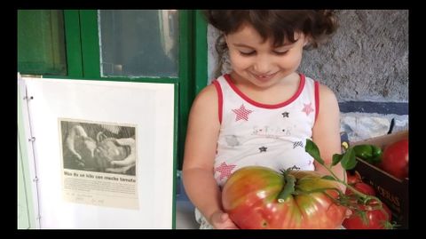 Luc�a Rodr�guez, filla de Jos� Ram�n Rodr�guez, co tomate rec�n recollido