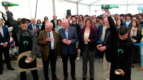 Los galardonados, a punto de probar la sidra