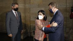 La ministra de Sanidad, Carolina Darias, saluda al presidente de la Xunta, Alberto N��ez Feijoo, durante su visita de ayer a Santiago de Compostela