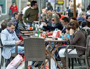 Una terraza de la ciudad en pleno verano
