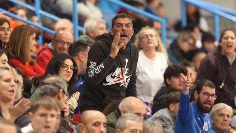 Aficionado en el enfrentamiento entre O Parrulo Ferrol y el Crdoba.