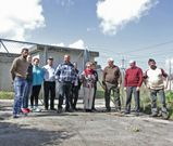 Varios afectados frente al dep�sito que Sacyr dejar� de mantener en menos de dos semanas. 