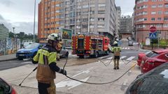 Bomberos, limpiando el firme en Os Castros