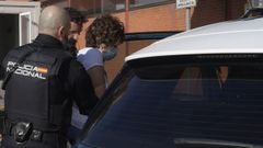 Agentes de la Polic�a Nacional trasladan a comisaria a la mujer de 48 a�os arrestada la pasada noche en Gij�n en relaci�n a la muerte de su hija, de 6 a�os, para tomarle declaraci�n tras haber pasado varias horas en el Hospital de Jove para observaci�n
