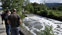 En imagen de archivo, las primeras horas del vertidode purn, que se origin en una granja porcina de O Viveir (Muras), a la altura de la ETAP de Viveiro