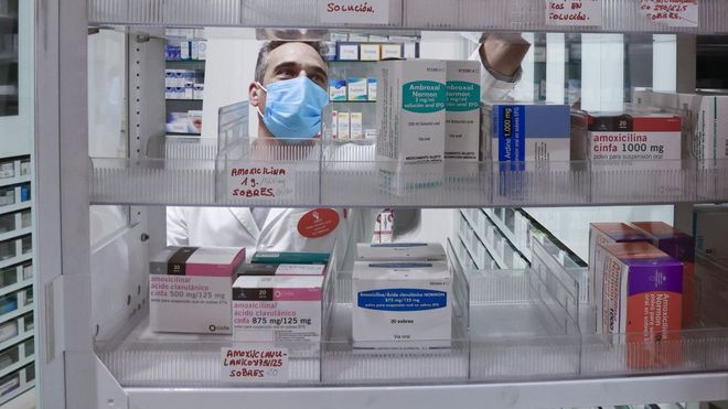 Una foto de archivo de un farmac�utico abriendo un caj�n con antibi�ticos.