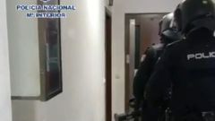 Entrada de Polic�a Nacional de Vigo en un piso de Teis