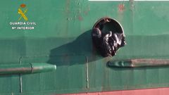 El joven, de solo 15 a�os, estaba escondido en el hueco por el que se descuelga uno de los cabos de amarre