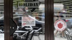 Cartel que informa del cierre del local a la entrada de la cafeteria Holiday