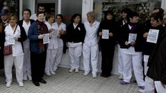 Empleados de la Residencia de Maiores de Burela, en una protesta contra la conseller�a, en imagen de archivo.