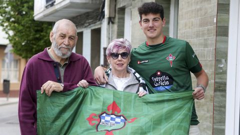 Jos� Manuel junto a su mujer y su nieto.