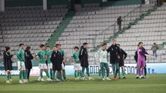 Los jugadores, con uno de los sectores pr�cticamente vac�o, tras la derrota en A Malata por goleada. 