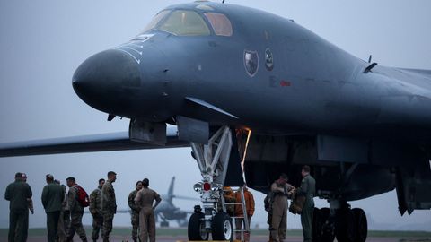 Personal militar estadounidense, ante un bombardero B1 B, en la base brit�nica de Fairford.  