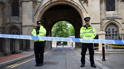 La policia custodia el acceso al parque de Reading donde se produjeron los apualamientos