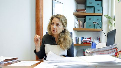 Pilar Fern&aacute;ndez, en su despacho de Santiago, durante una entrevista para La Voz en el 2015.