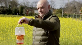 Lolo Andrade muestra la nueva trampa de velutinas que est� testando.