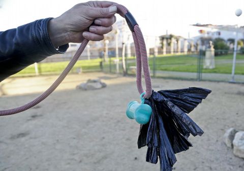 Una vecina muestra un hatillo con la correa de su perro.