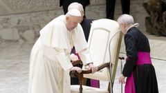 Francisco se apoya en una silla antes de iniciar una audiencia en el Vaticano