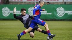 Adriá Rojas, meta del Arenteiro, ante Arzalluz, del Langreo, quien dio la gran asistencia de gol.