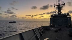 Al fondo, el dhow iran Issmohamadi, barco nodriza empleado por piratas frente a Somalia que ha sido liberado por la Operacin Atalanta despus de que el grupo armado que lo secuestr lo abandonase. La fragata espaola Victoria es el buque insignia de Atalanta en estos momentos