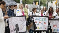 Concentracin de trabajadoras de ayuda a domicilio ante la sede de Servicios Sociales en Gijn