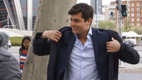 El agitador ultra Vito Quiles, el pasado 7 de abril antes de su declaraci&oacute;n en calidad de querellado por un delito de revelaci&oacute;n de secretos por difundir el domicilio de la presidenta de Red El&eacute;ctrica, Beatriz Corredor, en redes sociales.
