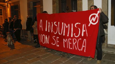 REUNION CON VECINOS EN EL CENTRO C�VICO DE CIUDAD VIEJA CON PRESENCIA DE LOS OKUPAS DE LA COMANDANCIA