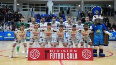 Los futbolistas el Noia Portus Apostoli posan antes de comenzar el encuentro contra el Pe��scola en el pabell�n Juan Vizcarro.