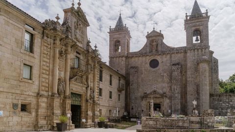 Fachada del monasterio e iglesia de Santo Estevo de Ribas de Sil.
