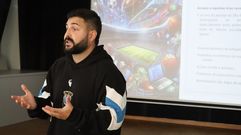 Adri�n L�pez Agra, durante unha intervenci�n