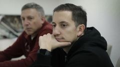 Bruno Bello (de negro), hermano de Diego Bello, el coru��s asesinado en Filipinas. Junto a �l, su t�o, Francisco Lafuente.