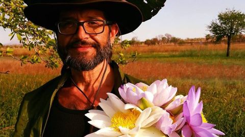 Carlos Magdalena, recolectando nen�fares en Kimberly (Australia)