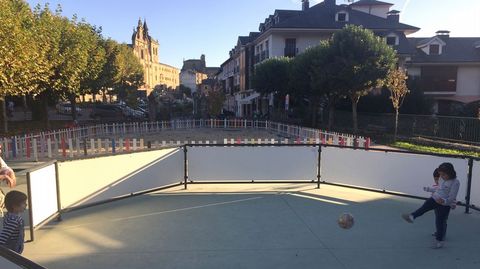 En Villafranca del Bierzo, en el parque instalaron una zona para que los ni�os jueguen a la pelota y no molesten al resto de personas del parque
