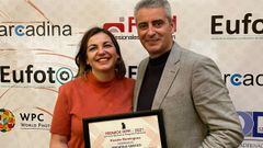 Mar�a Basadre y Vicente Dom�nguez, posan con el diploma recibido en la entrega de premios de la Fepfi celebrada en Talavera
