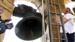 <span lang= gl >En imaxe de arquivo, camps da Catedral de Mondoedo, co campaneiro Valentn Insua, que se encargar de ler o pregn do Nadal neste 2025</span>