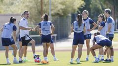 Las futbolistas de la selecci�n espa�ola atienden las instrucciones del seleccionador, Jorge Vilda