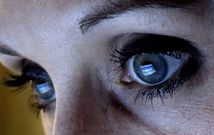 La p�gina de Facebook se refleja en las pupilas de una mujer frente a su ordenador.