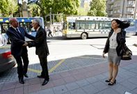 El alcalde saluda al subdelegado del Gobierno, en presencia de la edila �urea Soto.