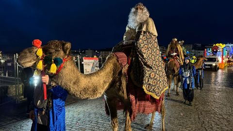 Los Reyes acompaados de sus camellos defilan por Ourense