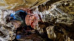 Experimentos con la luz en las grutas calizas de Samos