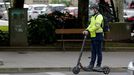 Los patinetes eléctricos deben circular por la calzada, como el conductor de la imagen, y nunca por aceras o zonas peatonales