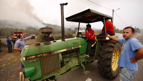 Ante la falta de medios, los vecinos de Chavaga y Cereixa, en Monforte y Brolln respectivamente, se las apaan con palas y cisternas