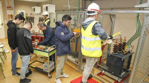 Alumnado de un ciclo superior de Sistemas Electrot�cnicos (foto de archivo)