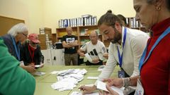Comienza el recuento de los votos. En la imagen, el colegio O Grupo de Ribeira.
